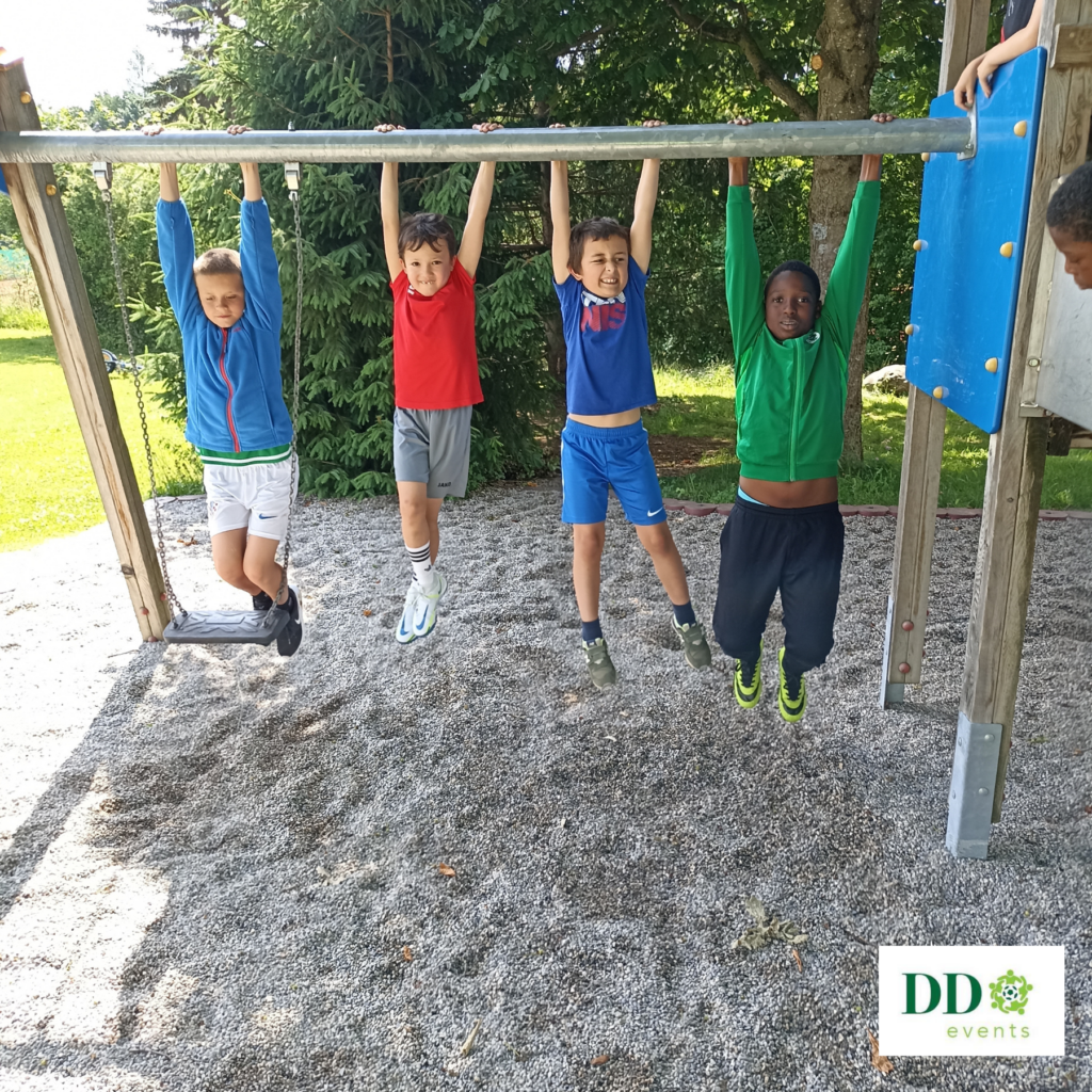 Während dem Feriencamp in Murnau stellten sich die Kinder auch einigen Challenges wie hier am Spielplatz.