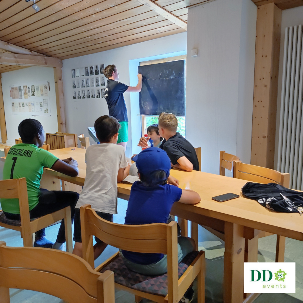 Während dem Feriencamp der Kindersportschule in Murnau lösen die Kinder Rätsel
